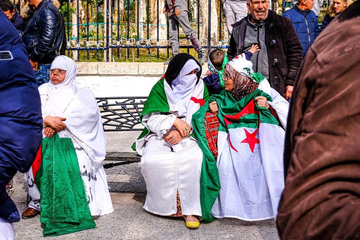 drapeau algerien femme algerienne hirak