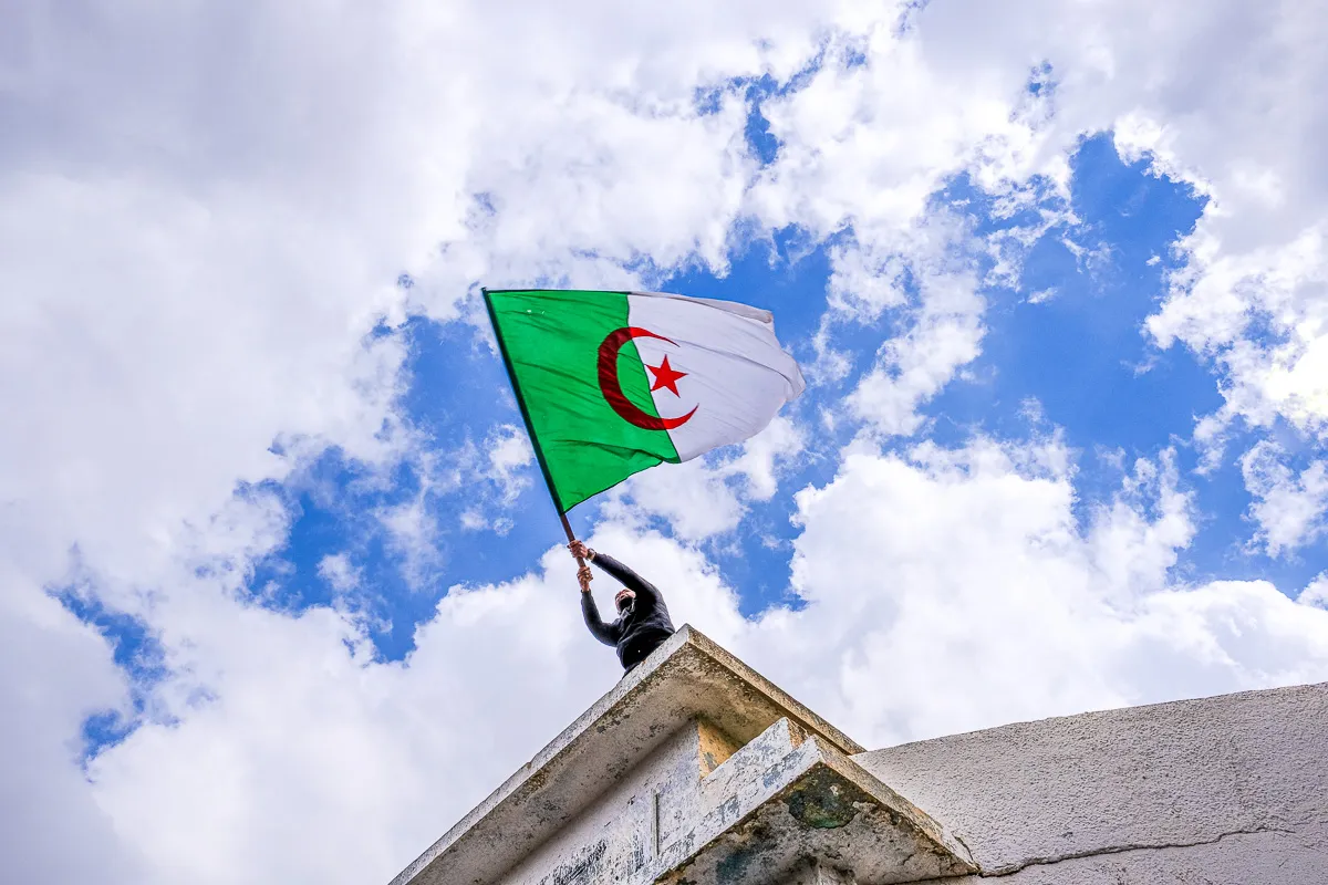 drapeau algerien jeunesse hirak