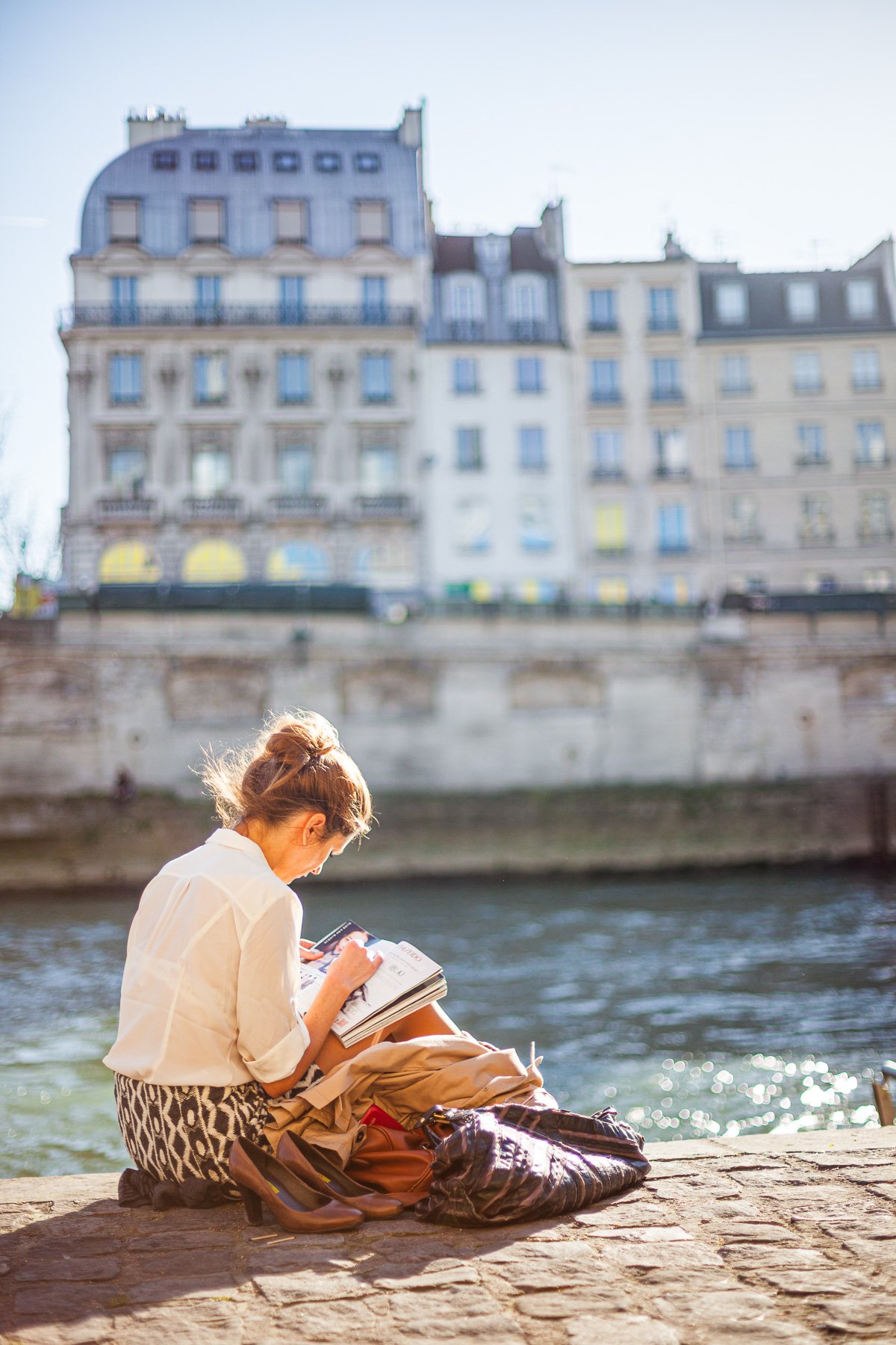 femme qui lit quai de seine