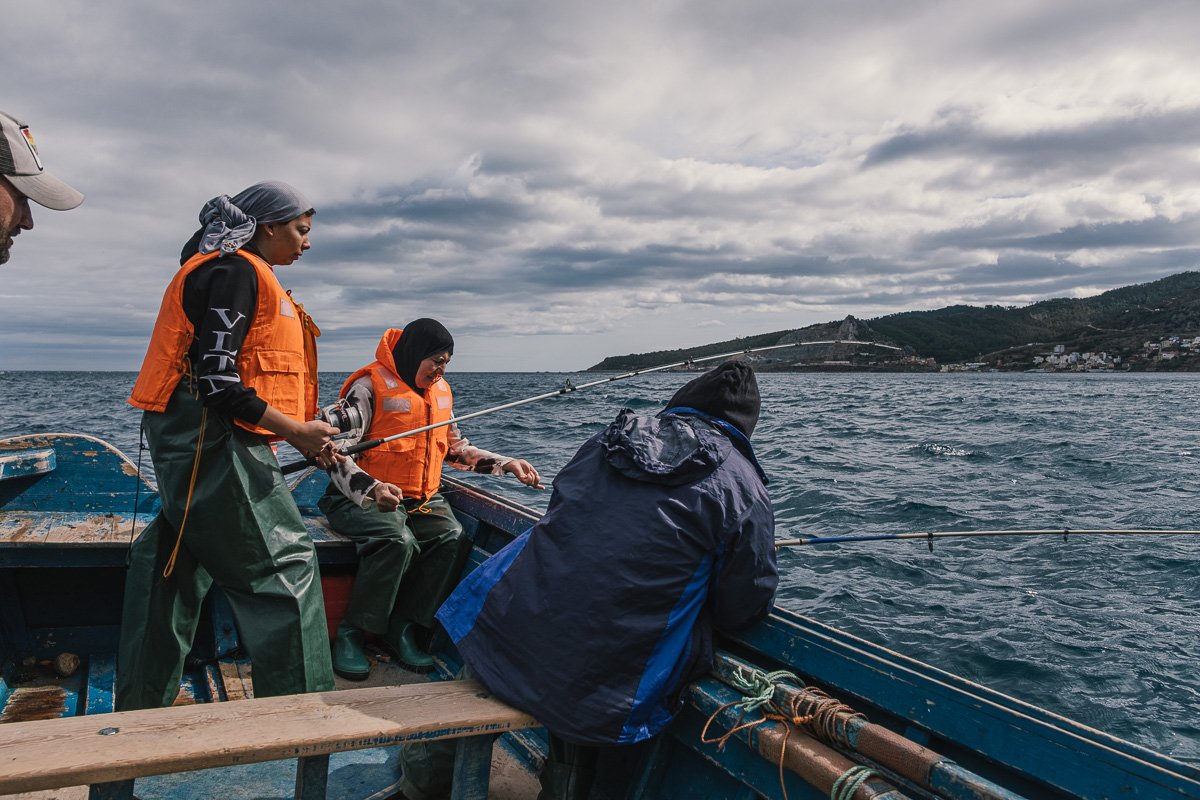 femmes pecheurs belyounech en mer barque 014