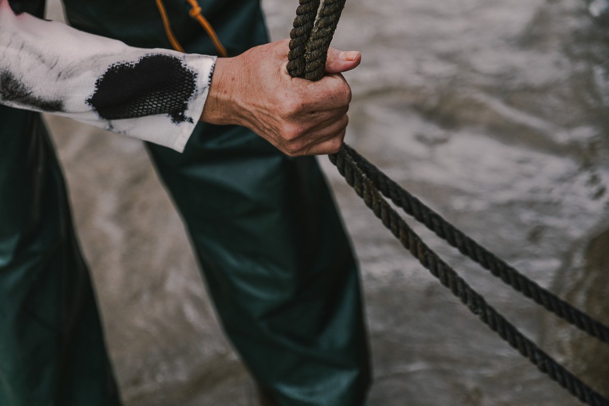 femmes pecheurs belyounech gros plan main 011