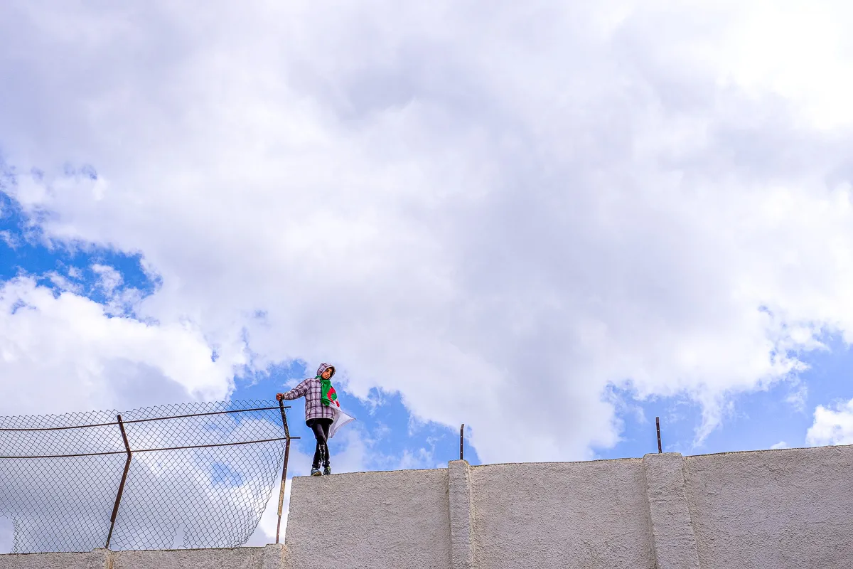 jeune algerien drapeau nuages 001