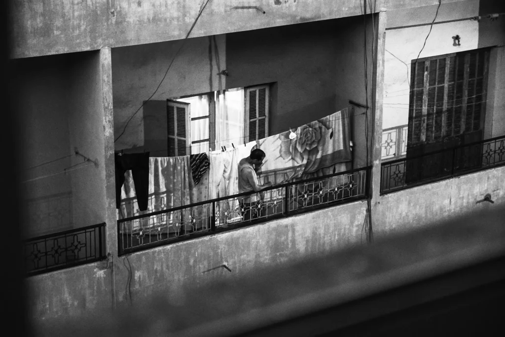 Photographie de rue à Marrakech : première note Homme fumant une cigarette sur un balcon à Marrakech pendant le Ramadan – photographie de Laïd Liazid