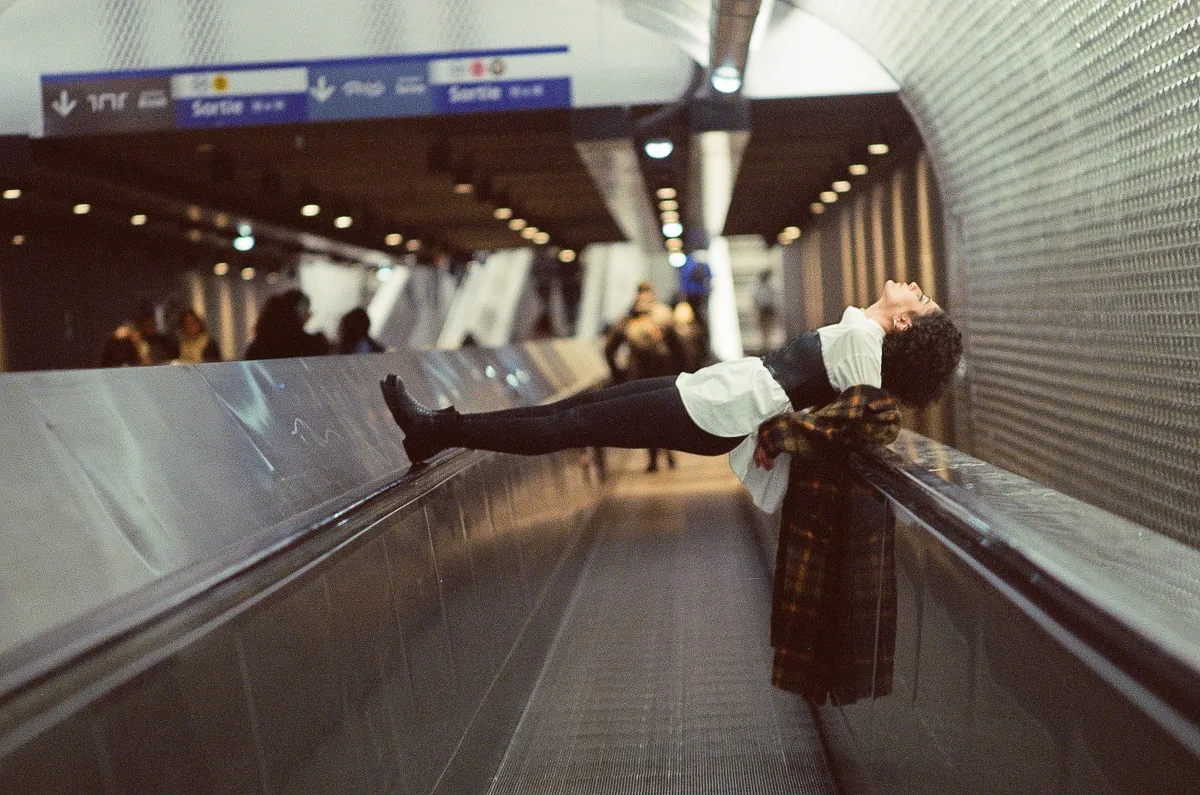 metro paris femme heureuse 019