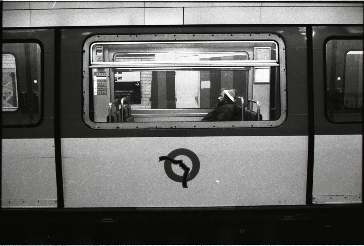 metro paris homme endormi 002