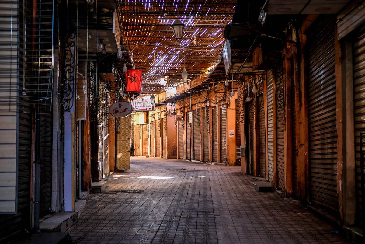 rue vide medina marrakech drapeau 006