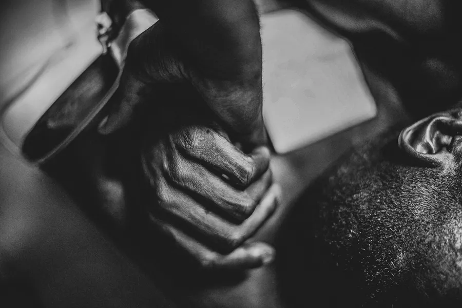 close up mains noires solidarite