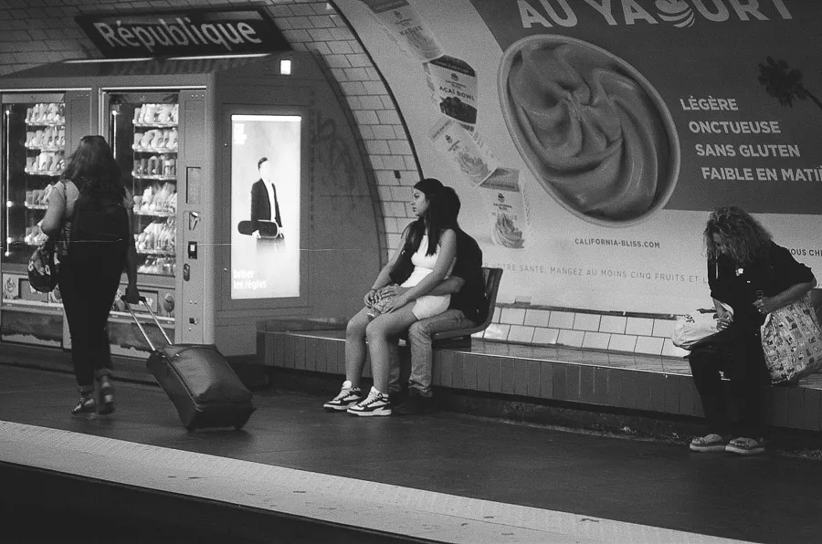 couple assis sur le quai du metro