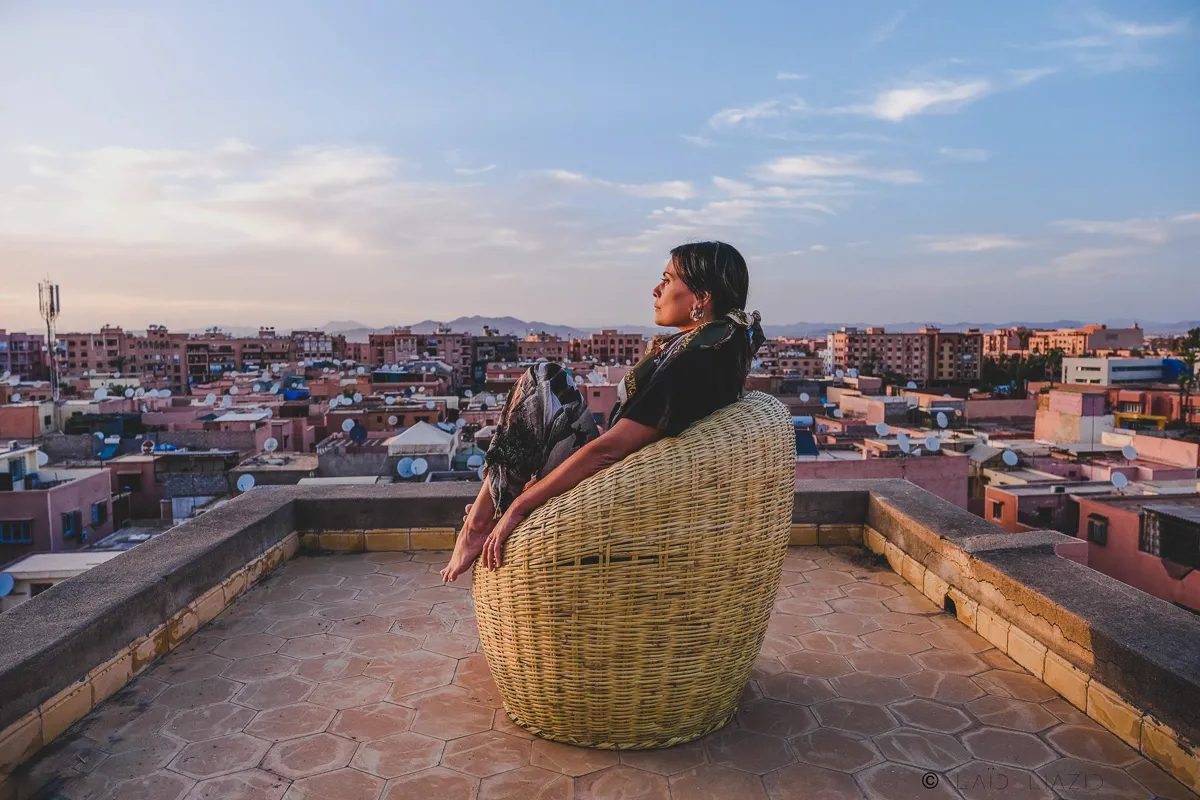covid portrait chaise osier marrakech rooftop parabole