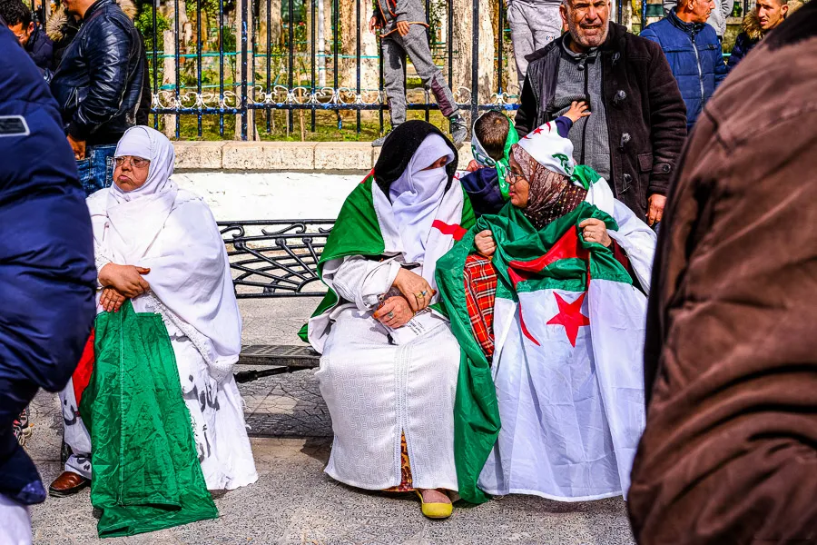 drapeau algerien femme algerienne hirak