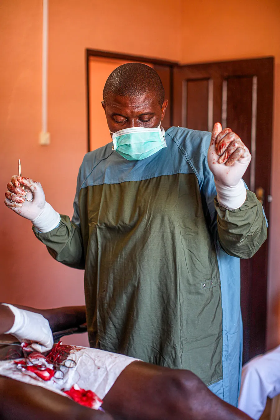 georges bwelle en pleine operation