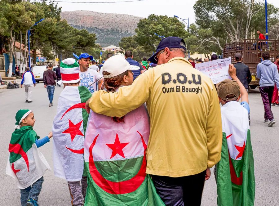manifestation hirak pere fille chaouia