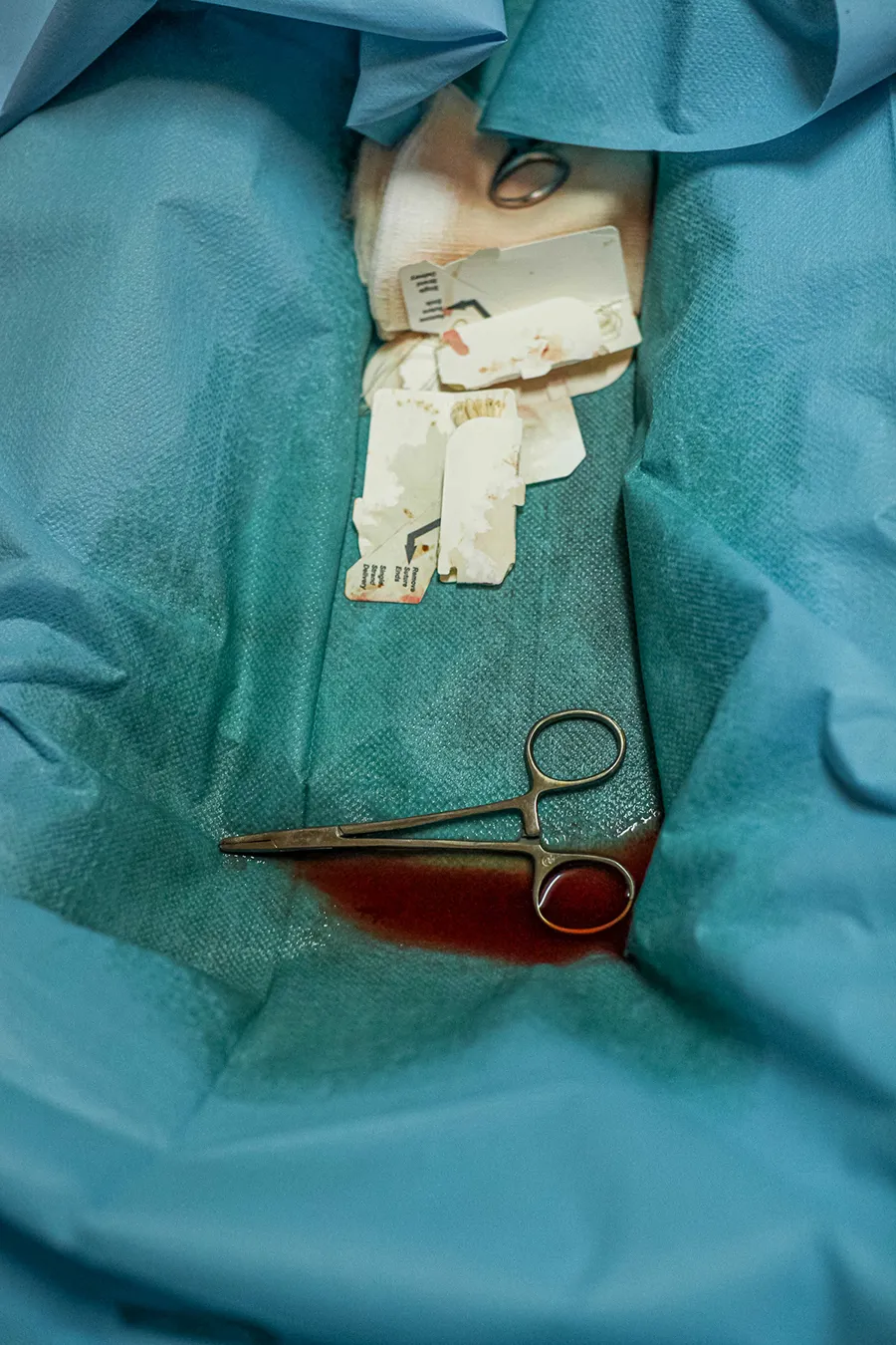 outils de medecine ciseaux sang