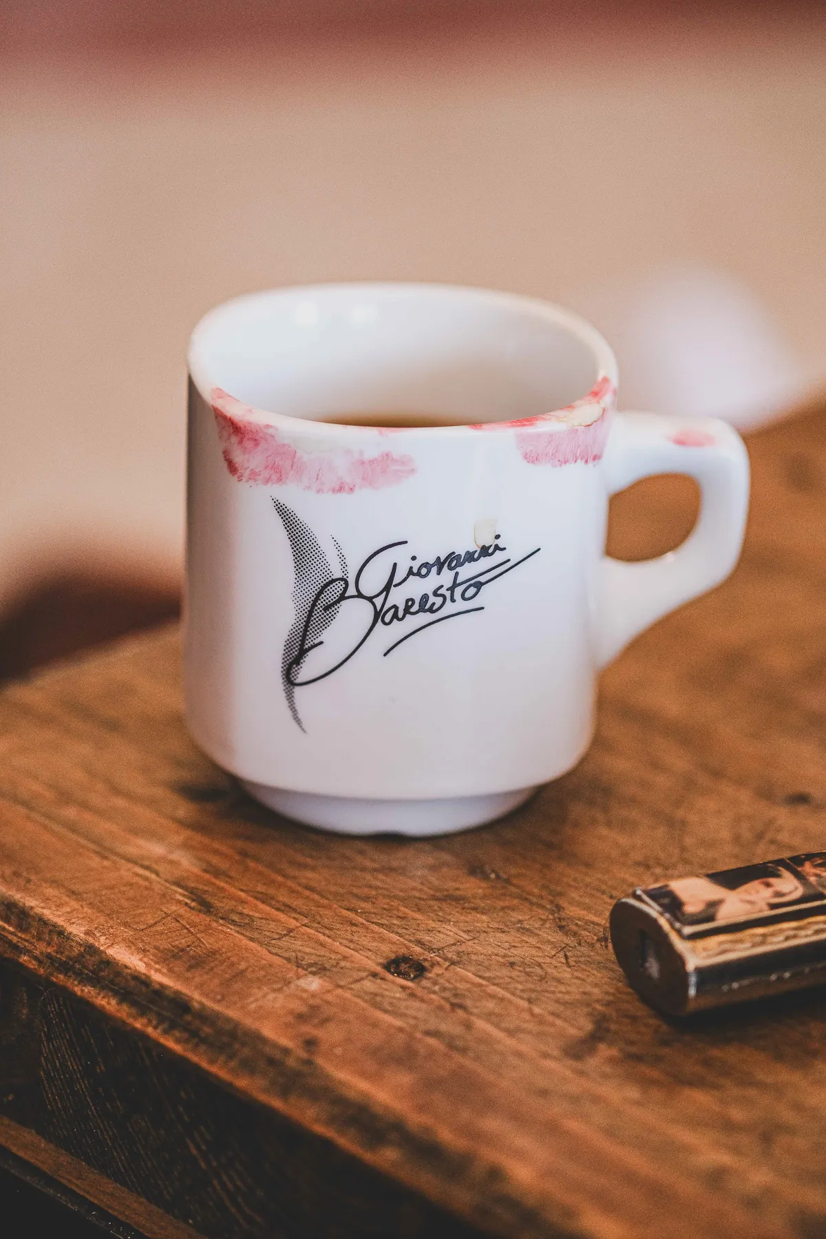 rouge a levres tasse cafe sur une table en bois vintage