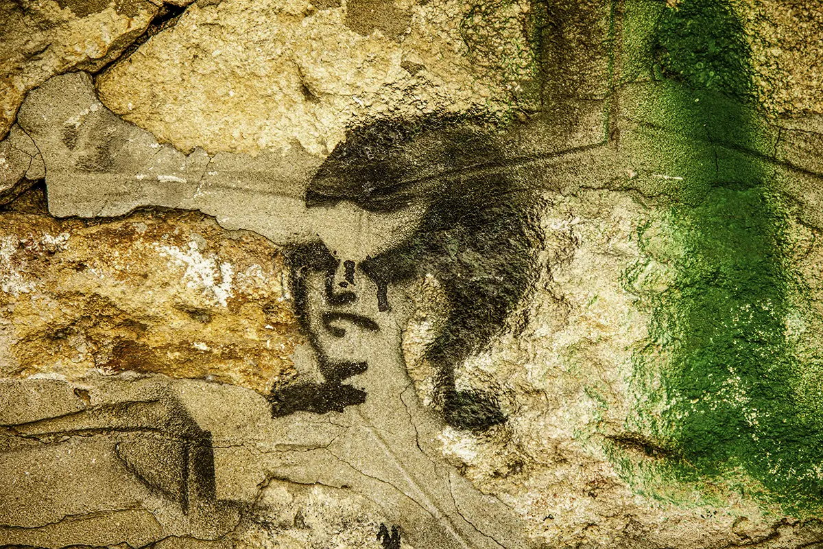 street artist graffiti oum khalthoum mur beyrouth