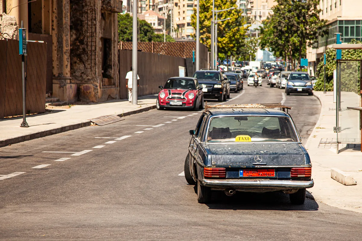 vieille mercedes abimée bleue taxi
