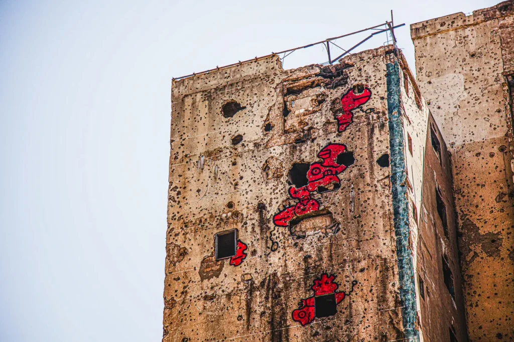 mur cribble de balles a beyrouth et graffiti street art