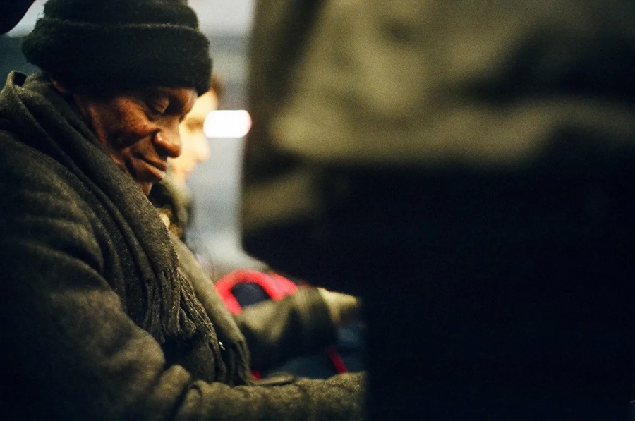 homme qui dort et souriant